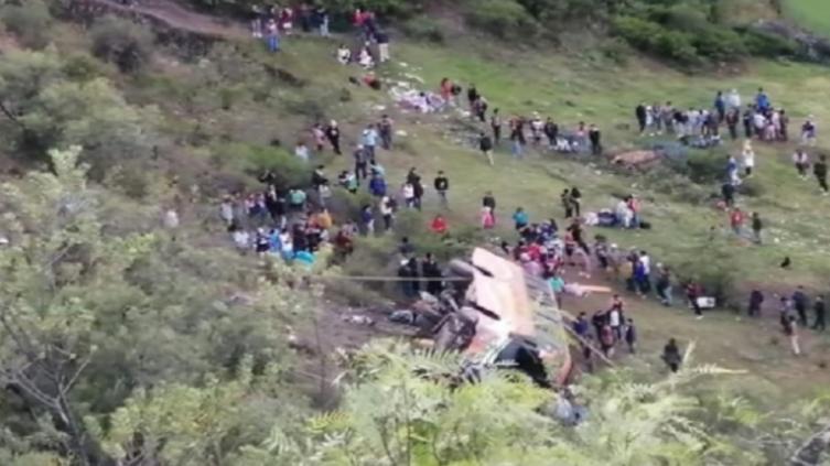 Perú: Al menos 11 personas murieron y 34 resultaron heridas al caer un colectivo