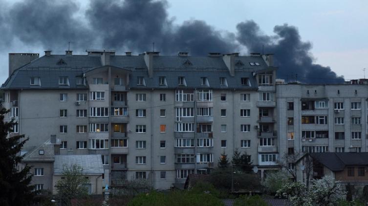 Murieron cuatro personas en un bombardeo ruso a un edificio en Ucrania