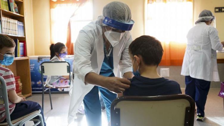 Covid: vacunarán a niños de 5 a 11 años con tercera dosis