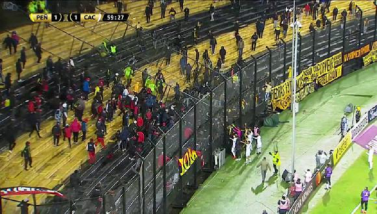 Hinchas de Peñarol y Colón se enfrentaron y el partido tuvo que detenerse