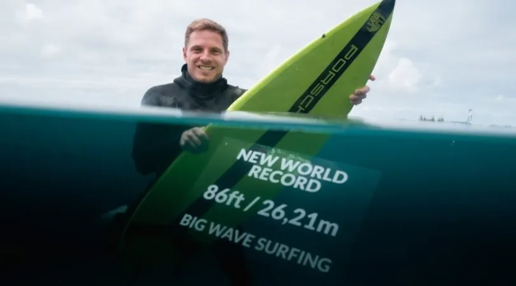 Un alemán batió el récord al surfear la ola más grande del mundo