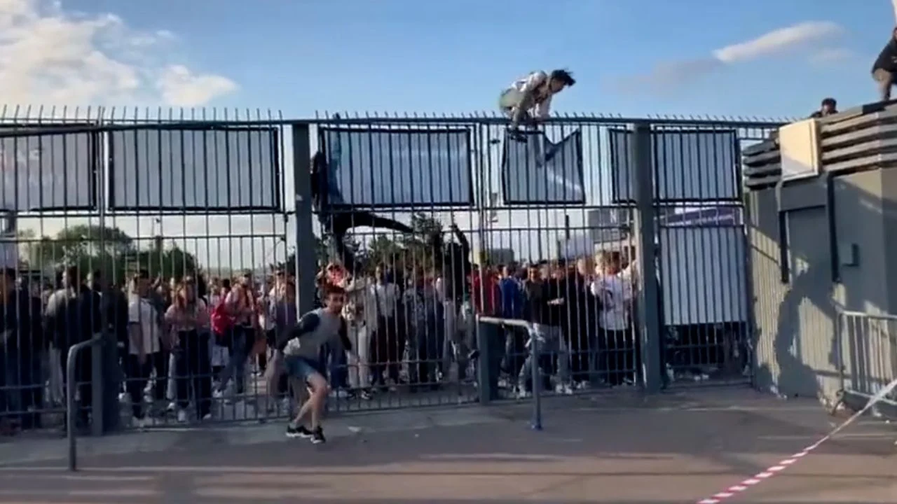 Incidentes con hinchas del Liverpool atrasaron la final
