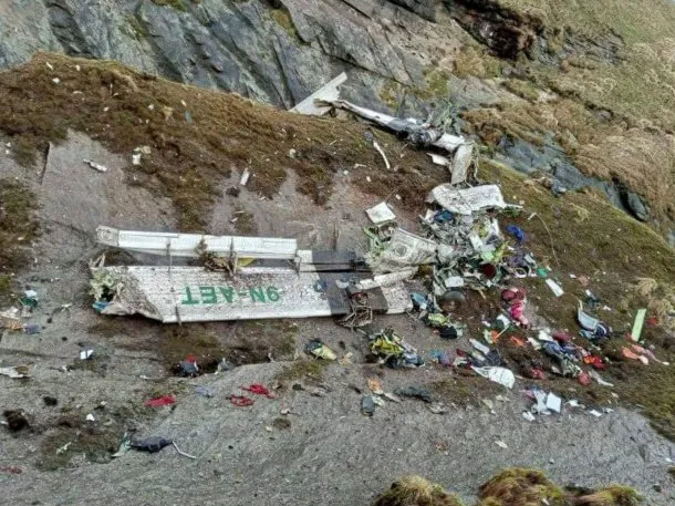 Hallaron 16 cadáveres de las personas que viajaban en el avión que se estrelló en Nepal