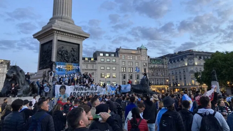 Hinchas argentinos realizaron un banderazo en Londres