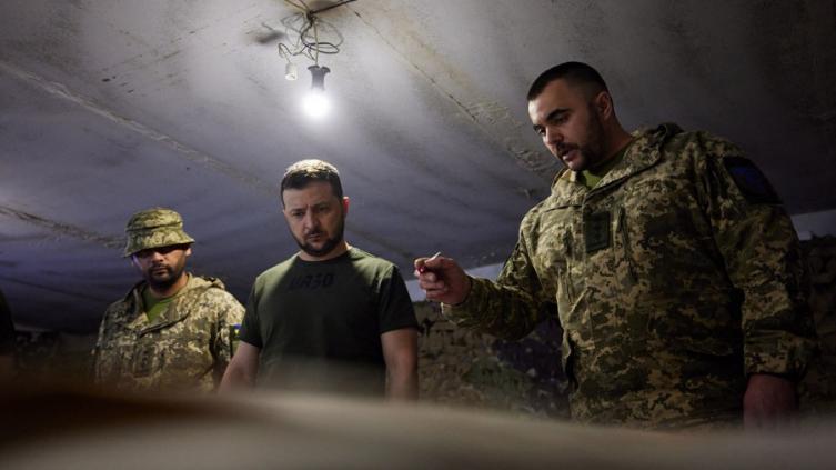 Zelenski visitó a las tropas ucranianas en el Donbass