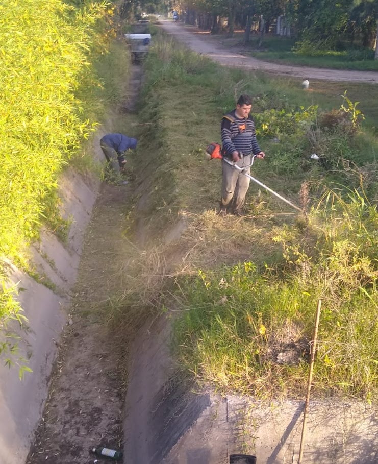 La Municipalidad concreta el mantenimiento de desagües en Colastiné Norte