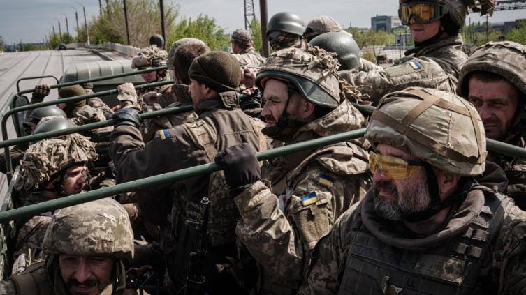 Zelenski dice que sus tropas resisten pese a que el Ejército ruso es más poderoso