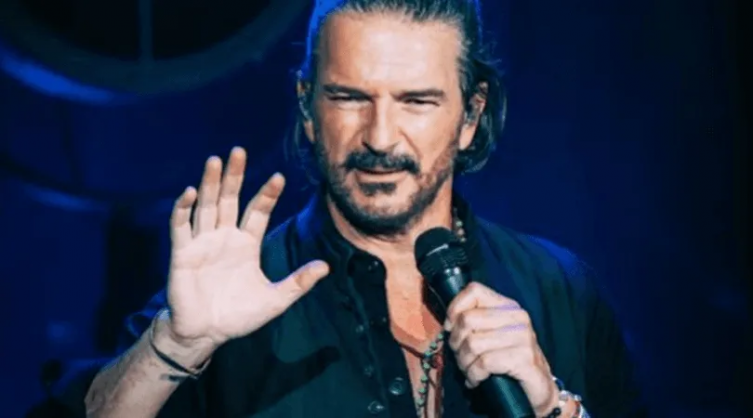 Arjona se desorientó cuando una fan se desnudó en pleno show