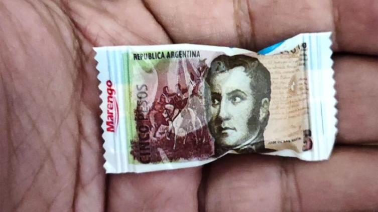 Una empresa rescató los billetes de $5 como vuelto, en forma de caramelo 