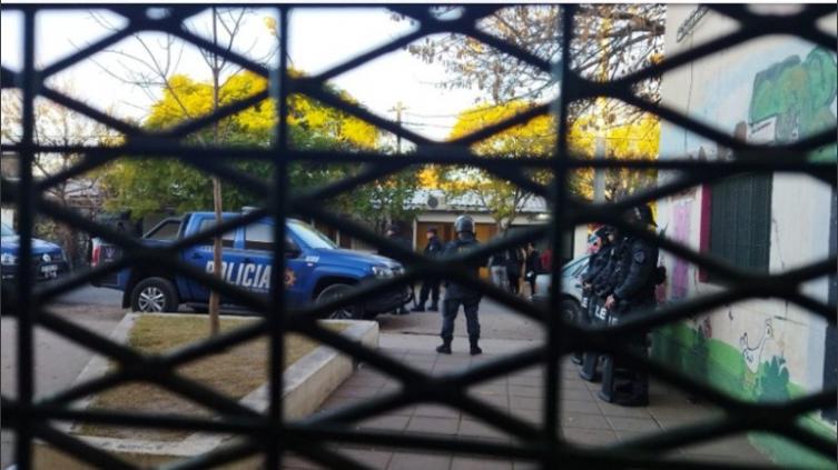 Denuncia de abuso, pueblada y tiros frente a una escuela 