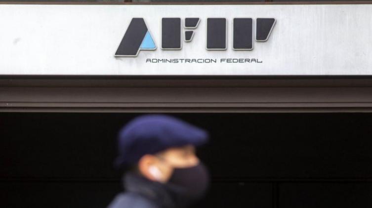Ganancias: los salarios de hasta $280.792 dejan de pagarlo