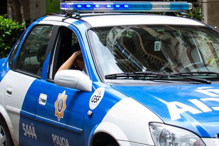 Una bala perdida impactó en la cabeza de una mujer