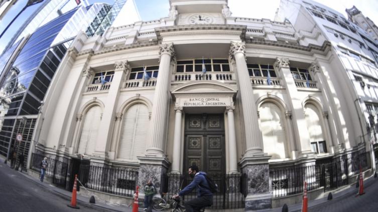 El Banco Central subió cinco puntos la tasa de interés para plazos fijos hasta el 53% anual