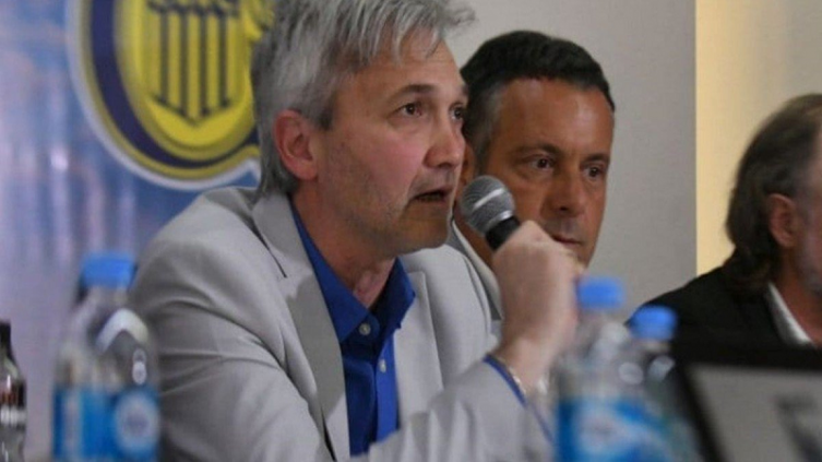 Carloni habló del futuro técnico de Central y pidió tranquilidad