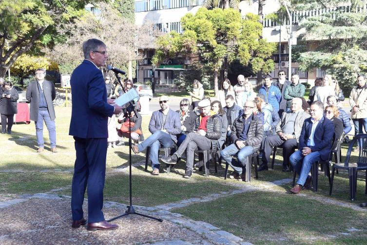 Jatón encabezó el acto por el Día de la Bandera