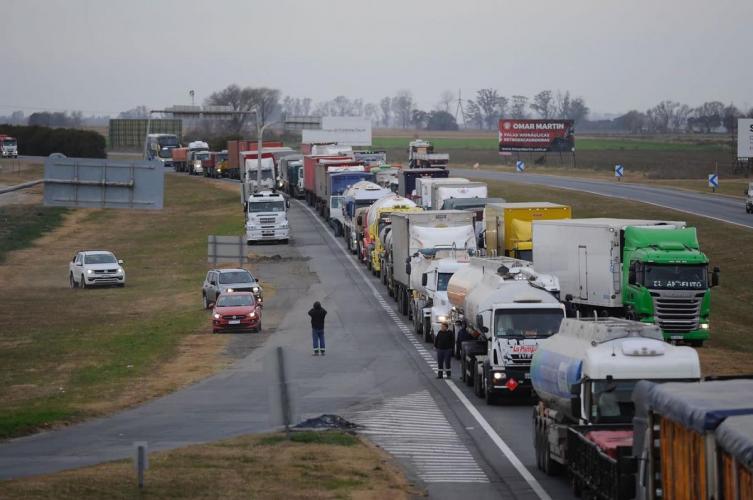 Faltante de combustible: Expectativa por la reunión de transportistas y el Gobierno