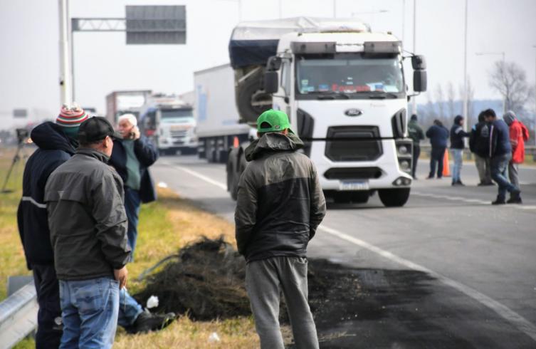 Continúan las protestas de camioneros en rutas de Santa Fe