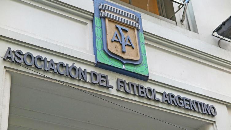 ¿Se suspenden los descensos en el fútbol argentino?
