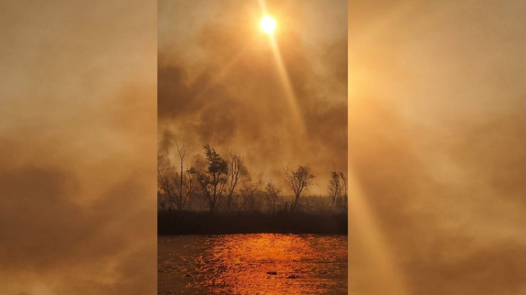 Lluvia de cenizas y humo por incendios en las islas