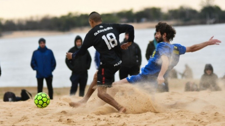 Central y Newell's jugaron el primer clásico oficial de fútbol playa