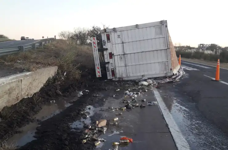 Volcó un camión que transportaba cerveza en la Circunvalación