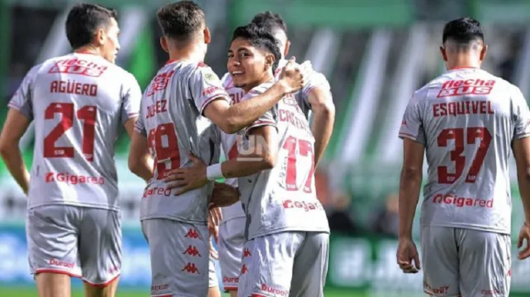 Unión y la competencia entre equipo alternativo por encima del titular