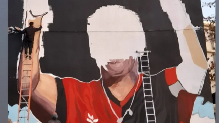 Balearon a jóvenes que pintando un mural de Maradona y Messi 