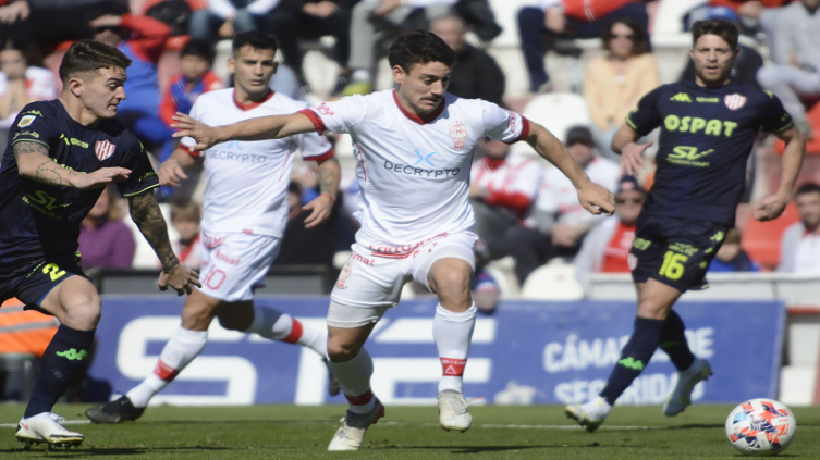 Unión empató sin goles y con un jugador menos ante Huracán en el 15 de Abril 