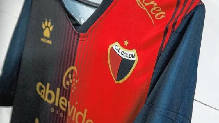 Kelme explicó el error en la camiseta de Colón