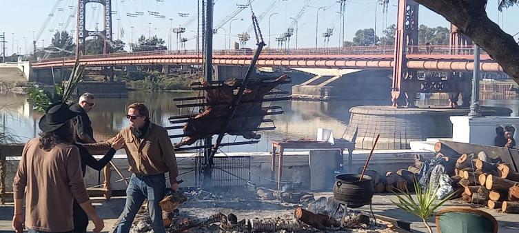 Asado a la estaca a beneficio de la escuela Almafuerte de Alto Verde