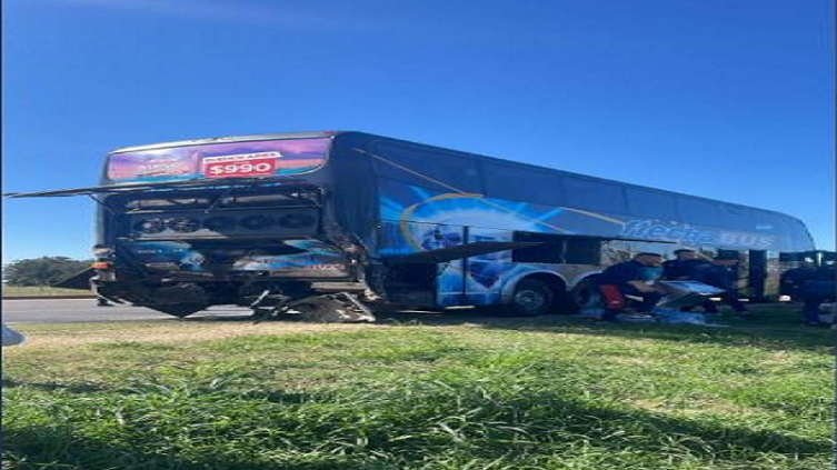Un camión chocó el micro que transportaba el plantel de Unión a Córdoba