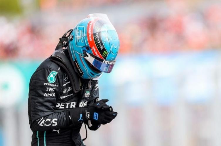 Russell hizo la pole y le da a Mercedes la primera del 2022