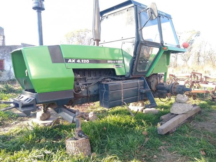 Peculiar robo en Carcarañá: se llevaron las cuatro ruedas de un tractor