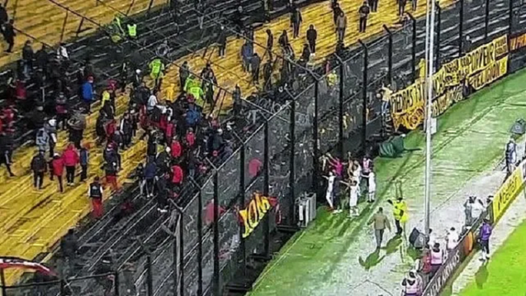 La Conmebol multó a Peñarol y no a Colón 