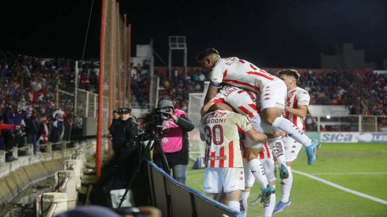 En un partido luchado Unión lo dio vuelta y  venció 2 a 1 a Vélez