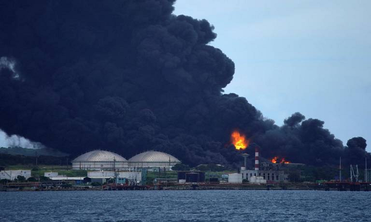 Rayo causó explosión de tanque de combustible en Cuba