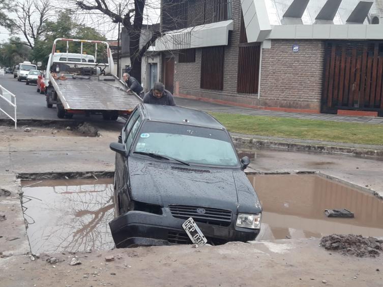 Vehículos cayeron en un bache tapado de agua