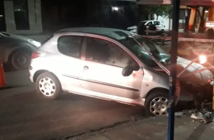 Chocó contra una columna y abandonó el auto
