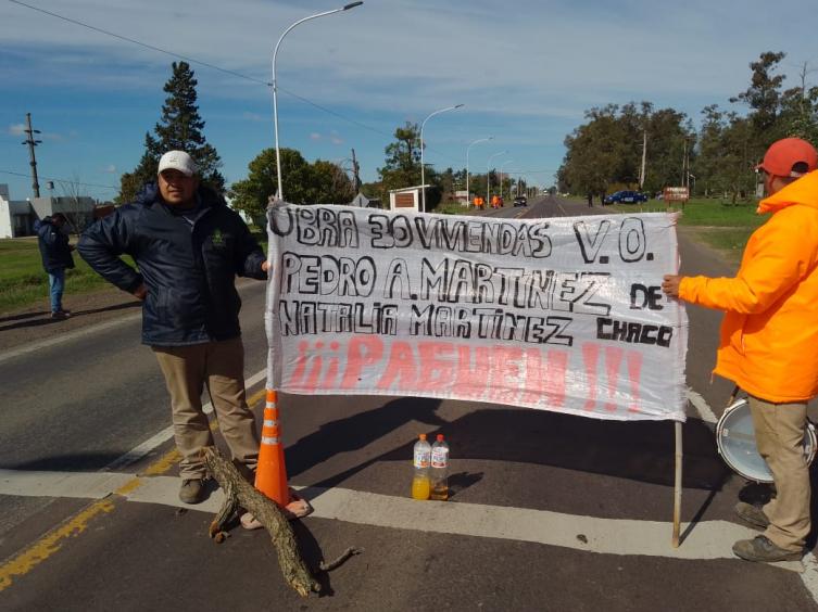 Trabajadores que construyen 30 viviendas anunciaron cortes de ruta 