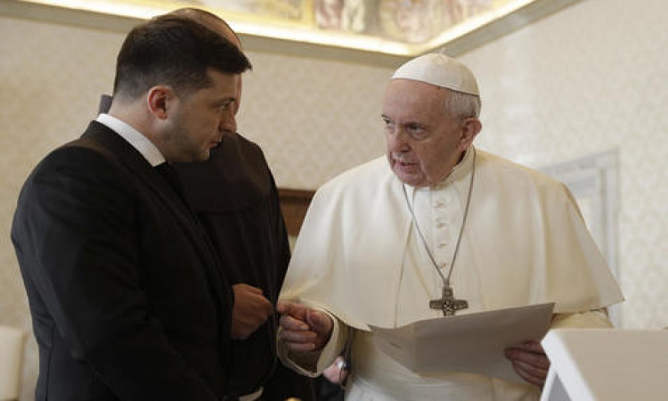 Volodímir Zelenski habló con el papa Francisco de la guerra en Ucrania