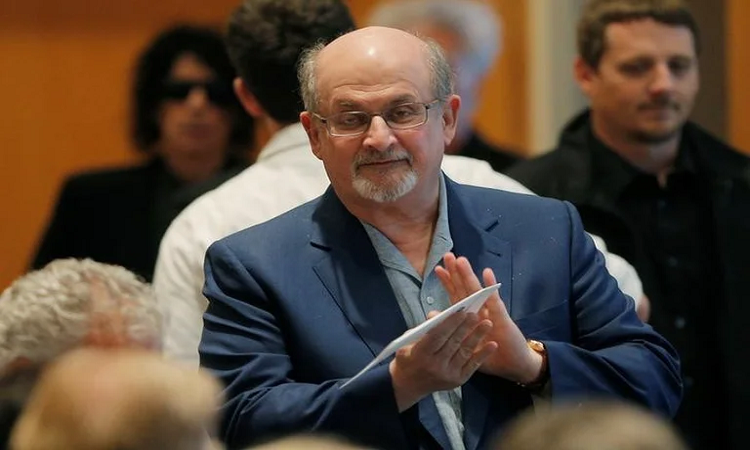 Salman Rushdie: le retiraron el respirador artificial y pudo hablar