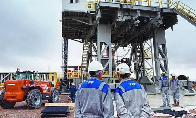 Petroleros de YPF cerraron un aumento de 80% y un bono de $100 mil