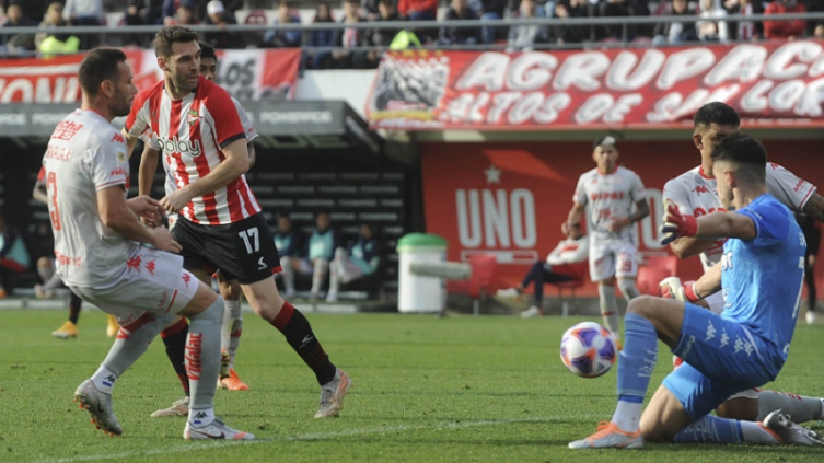 Unión no pudo con Estudiantes en La Plata 