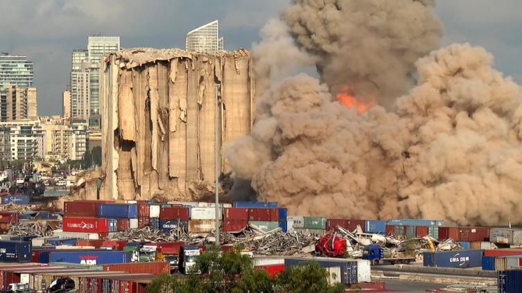 Colapsó la parte norte de los silos del puerto de Beirut