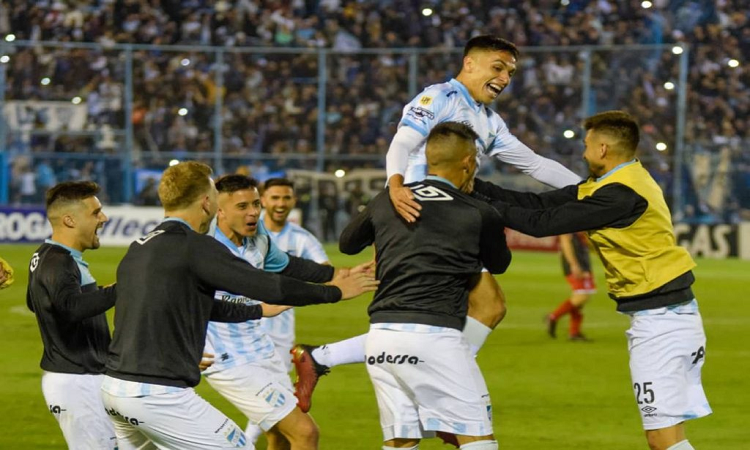 FIFA incluiría en el premio Puskas el golazo de Mateo Coronel para Atlético Tucumán