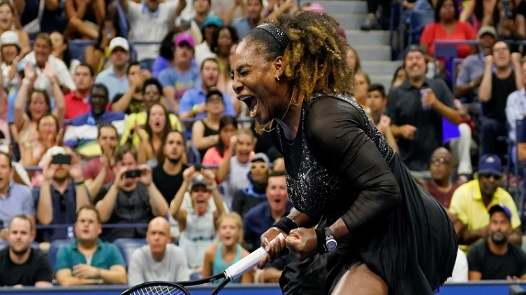 Serena Williams ganó y retrasa su retiro 