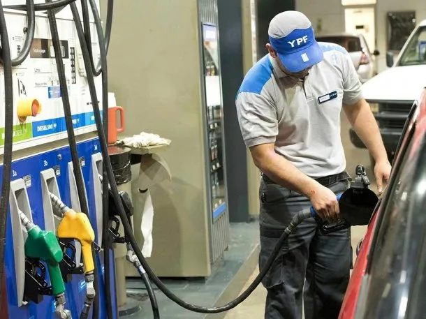 El Gobierno volvió a postergar suba de impuestos a combustibles