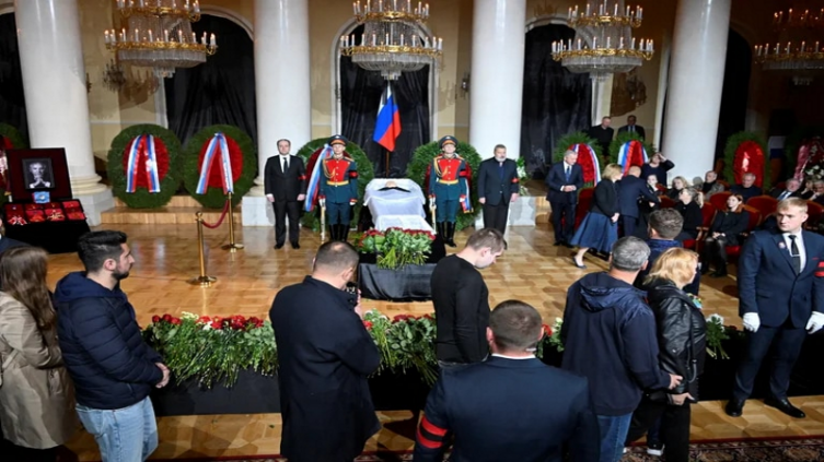 Miles de personas despidieron a Gorbachov en un funeral sin Vladimir Putin