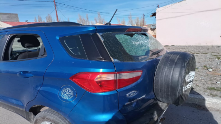 Buscan a quienes dispararon contra el auto de una concejala que apoyaba a Cristina