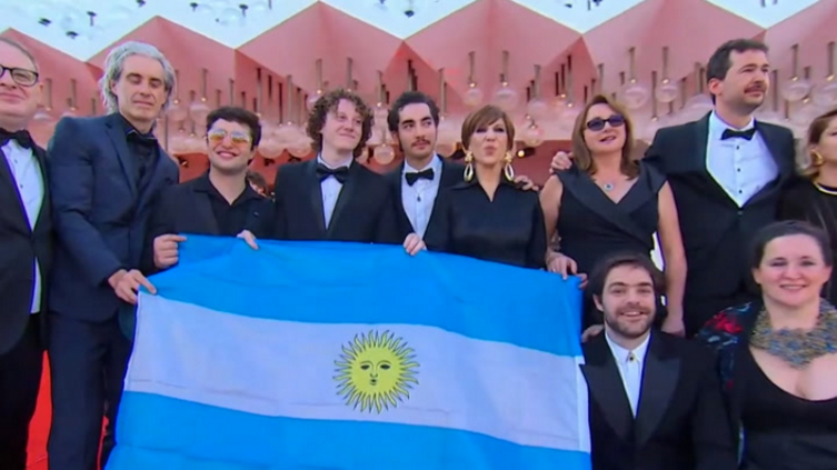 La bandera argentina en la alfombra roja del Festival de Venecia